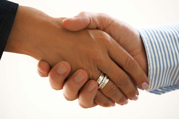 Ein Mann und eine Frau schütteln sich die Hände