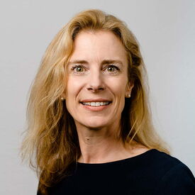 Lächelnde Frau mit blonden Haaren