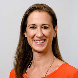 Lächelnde Frau mit braunen Haaren und roten T-Shirt